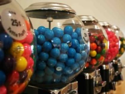 Из магазина двое парней вынесли аппараты с жвачками и игрушками