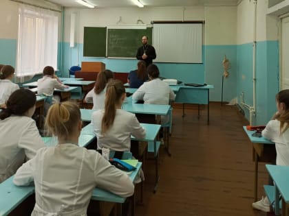 В вологодском медицинском колледже состоялась встреча студентов с заместителем руководителя миссионерского отдела Вологодской епархии иереем Иоанном Фоминым