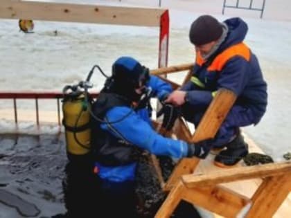 Череповчанин во время Крещенских купаний в проруби потерял очки