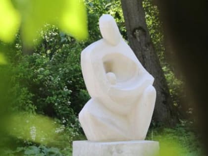 Арт-объект, изображающий женщину с ребенком, появился на бульваре Пирогова