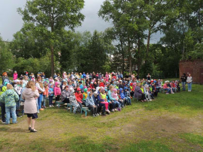 3 июня, в городском парке прошла театрализованная развлекательная программа для пришкольных лагерей "Открытие лагерной смены"