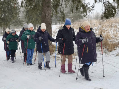 Зарядка, танцы, подвижные игры помогают поддерживать здоровье проживающих в Октябрьском доме-интернате
