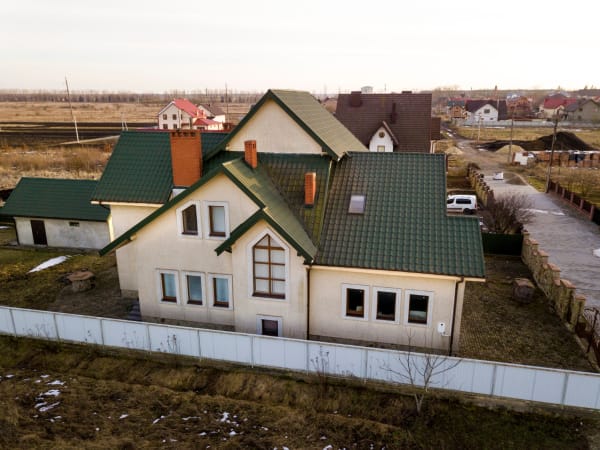 Сколько стоит дом в коттеджном поселке в Подмосковье?