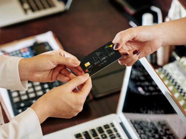 Как выбрать выгодную для снятия наличных кредитную карту?