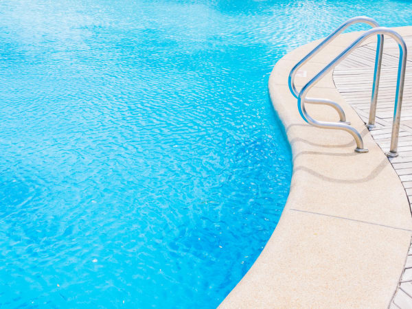Химия для бассейнов: как выбрать правильные средства для поддержания кристальной чистоты