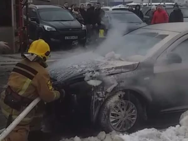 В Череповце загорелся автомобиль рядом с торговым центром в ЗШК