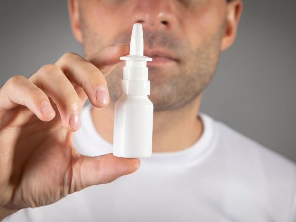 Лучшие спреи для носа: назальные препараты и их различия