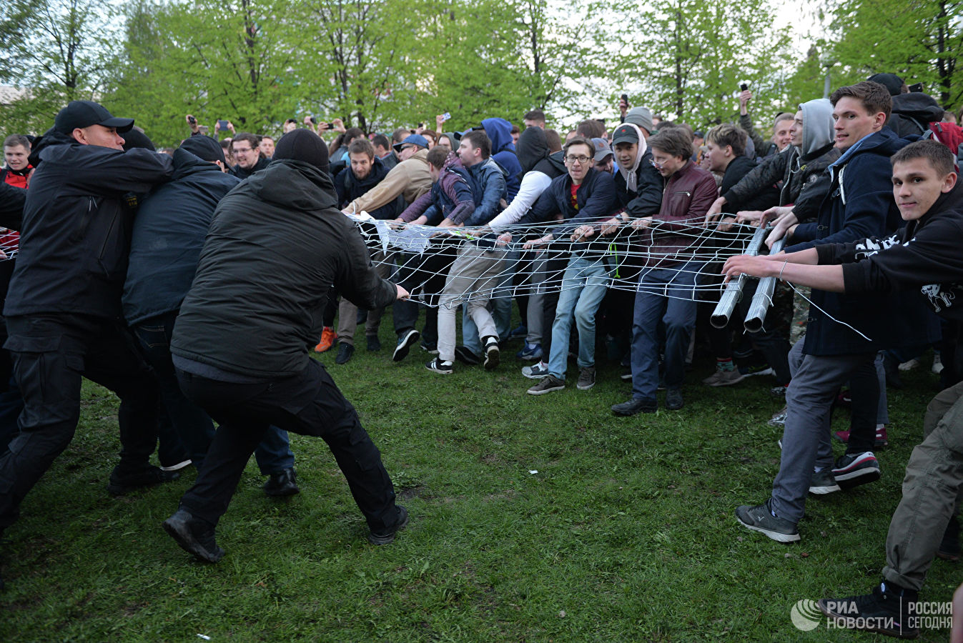 Полдень против екатеринбург. Протесты в Екатеринбурге против строительства храма. Сквер Екатеринбург протест. Храм в Екатеринбурге протест. Протесты в сквере Екатеринбурга (2019).