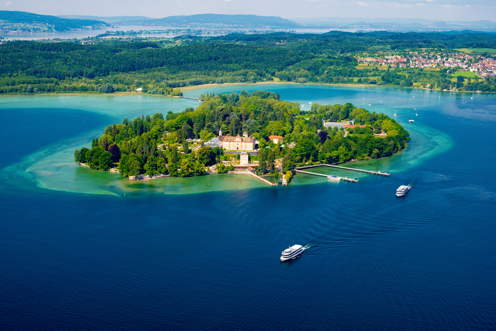 Blick von oben auf die Blumeninsel Mainau am Bodensee