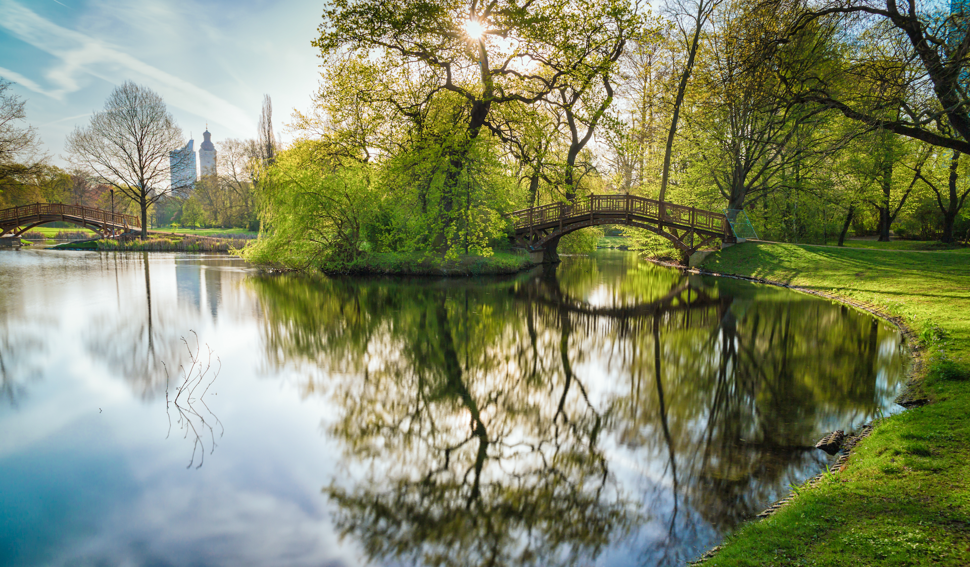 Johannapark in Leipzig mit Brücke bei Sonnenschein