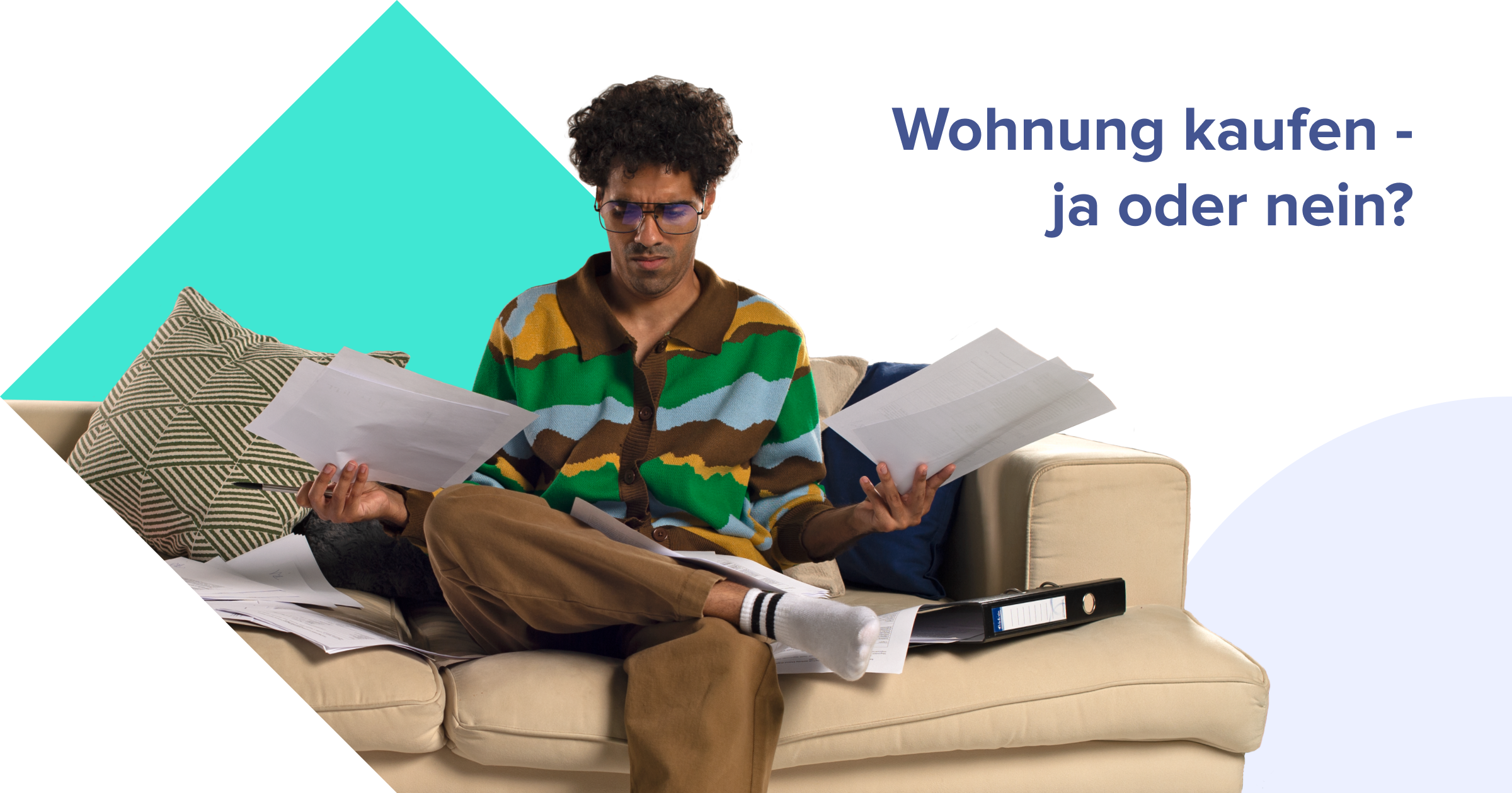 Mann durchstöbert Dokumente und fragt sich "Wohnung kaufen in 2022 - ja oder nein?"