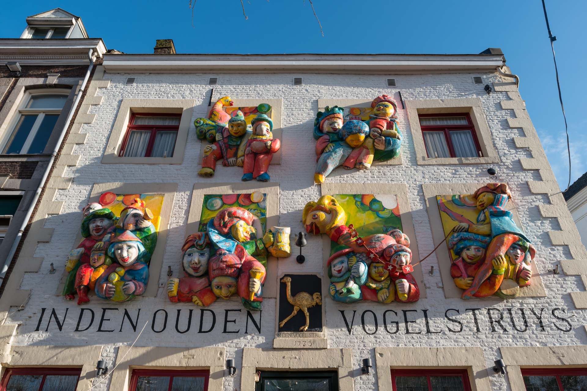 Bunte Hausfassade mit Figuren in Maastricht, Niederlande