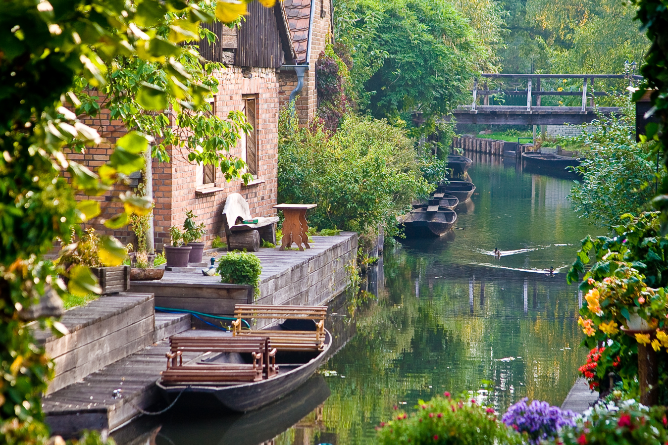 Kanal, Boot und Haus im Spreewald in Brandenburg