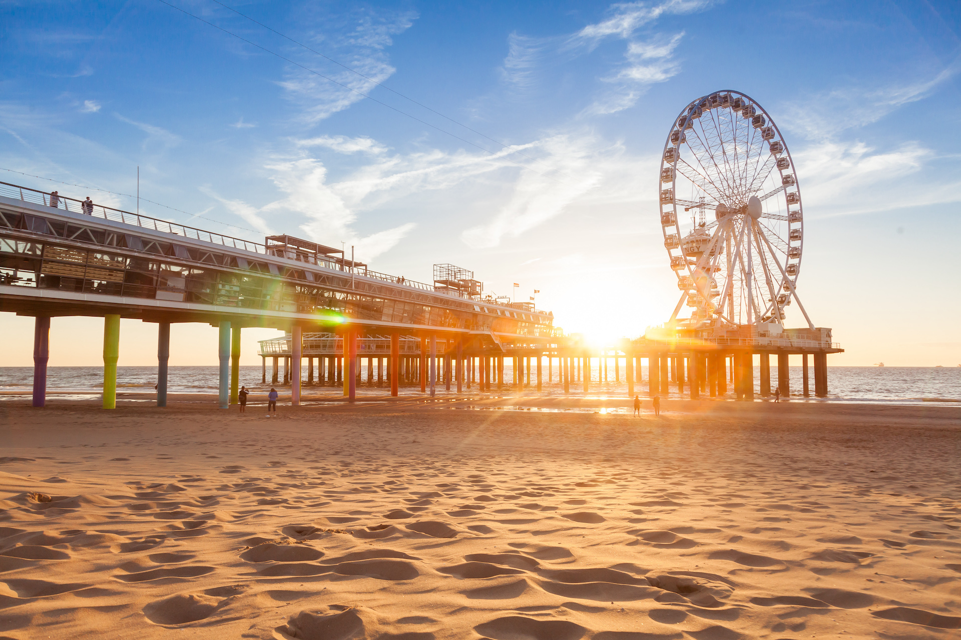 Strand Scheveningen mit Brücke und Riesenrad bei Sonnenuntergang