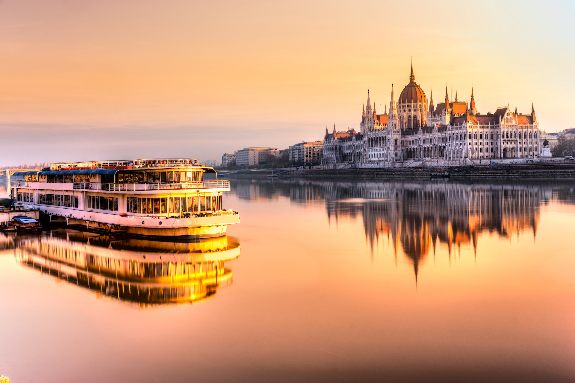 Blick aufs Parlamentgebäude in Budapest bei Sonnenuntergang