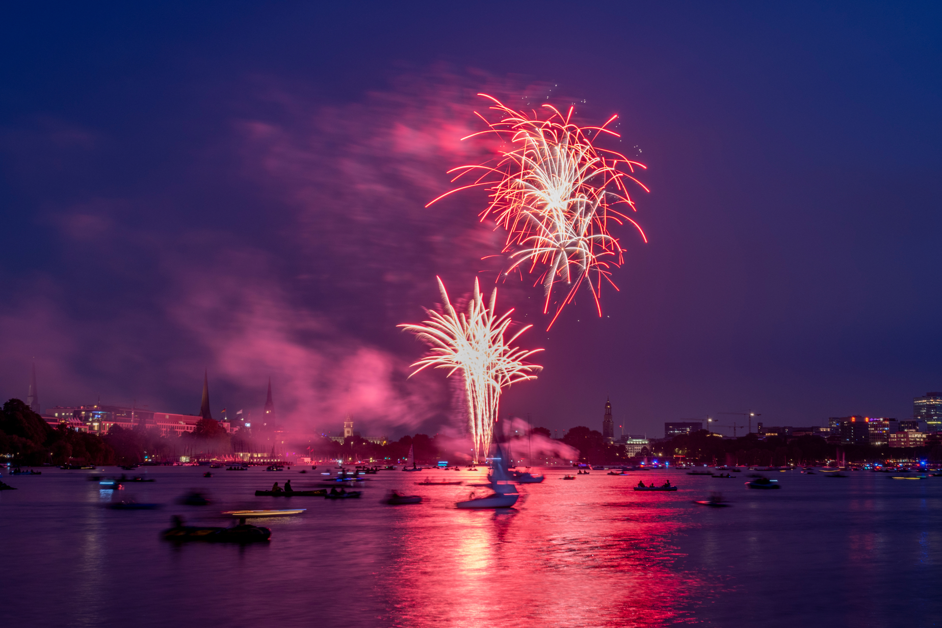 Feuerwerk an der Hamburger Alster zum Kirschblütenfest