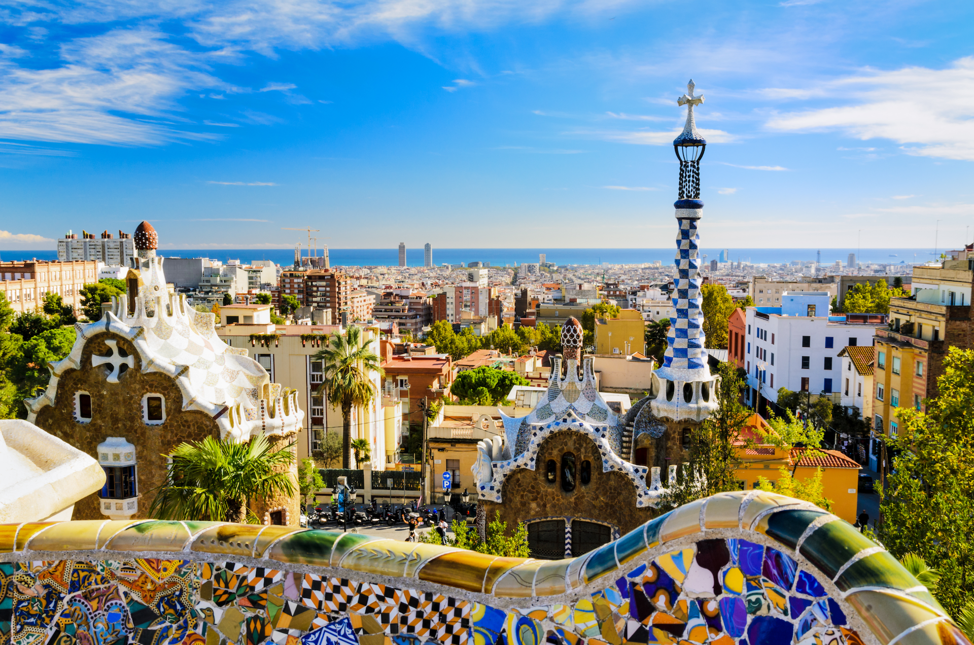 Blick über die Stadt und das Meer vom Park Güell in Barcelona