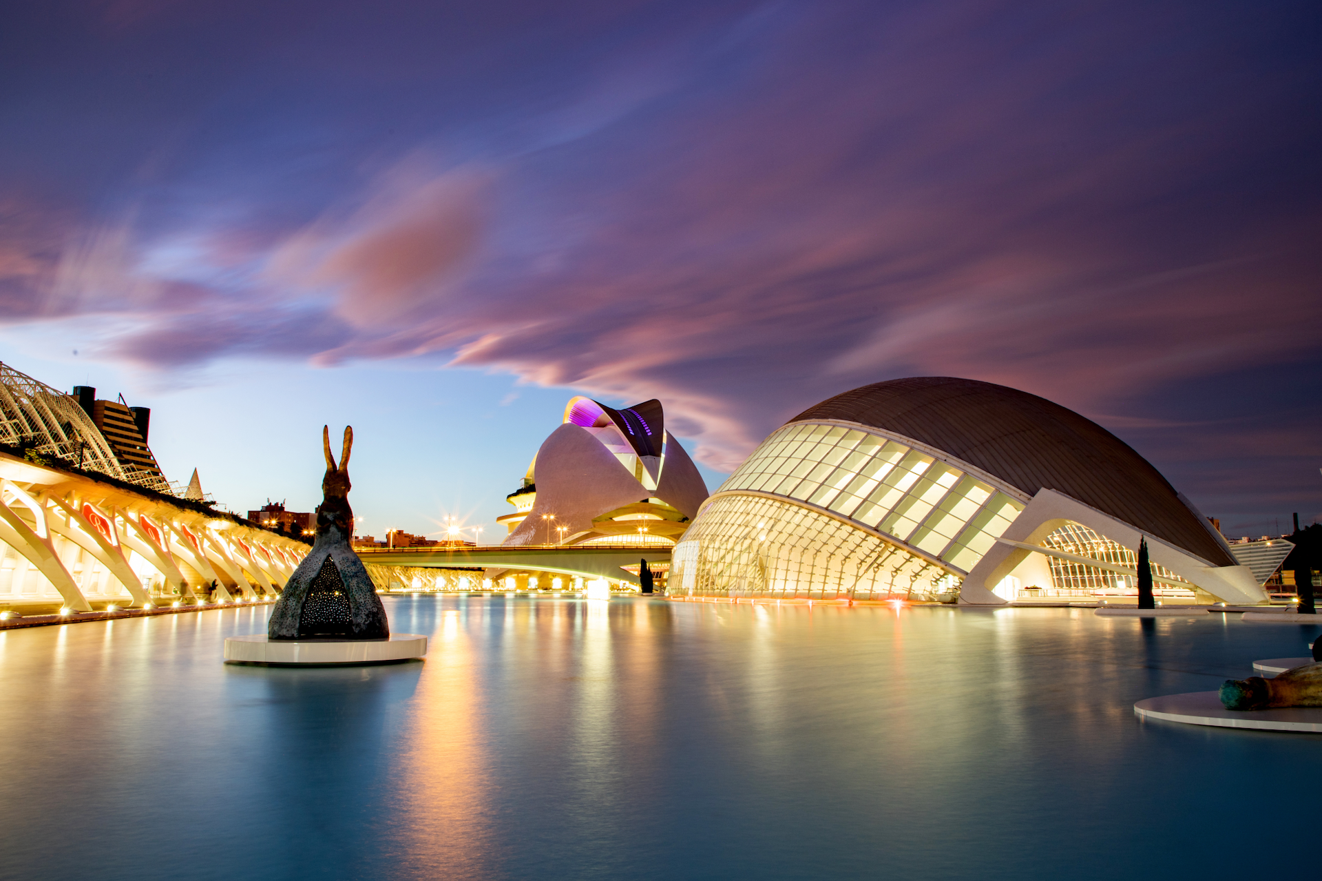 Stadt der Künste und Wissenschaften in Valencia im Abendlicht