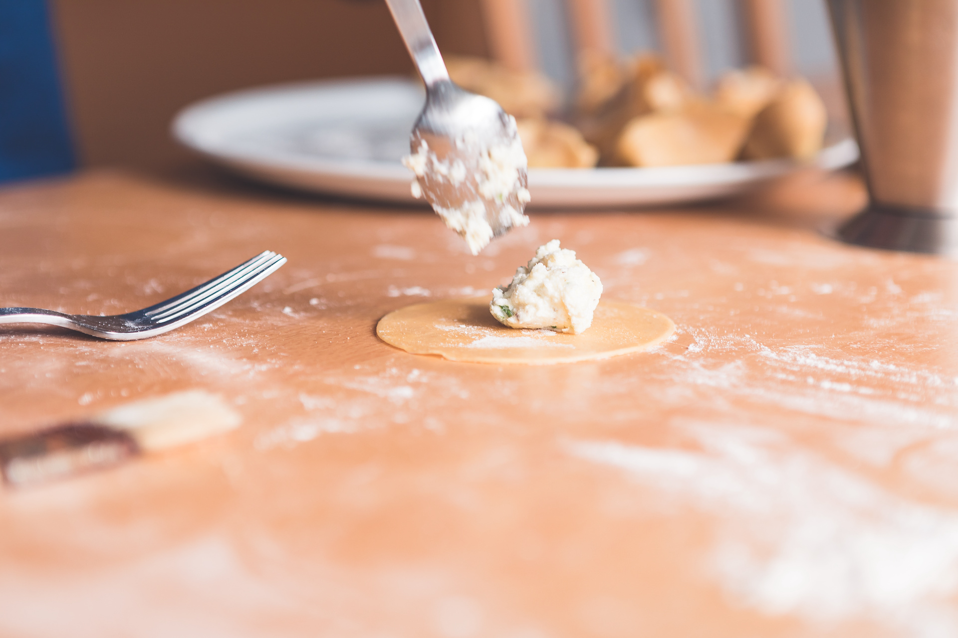 Tortellini-Teig wird mit befüllt