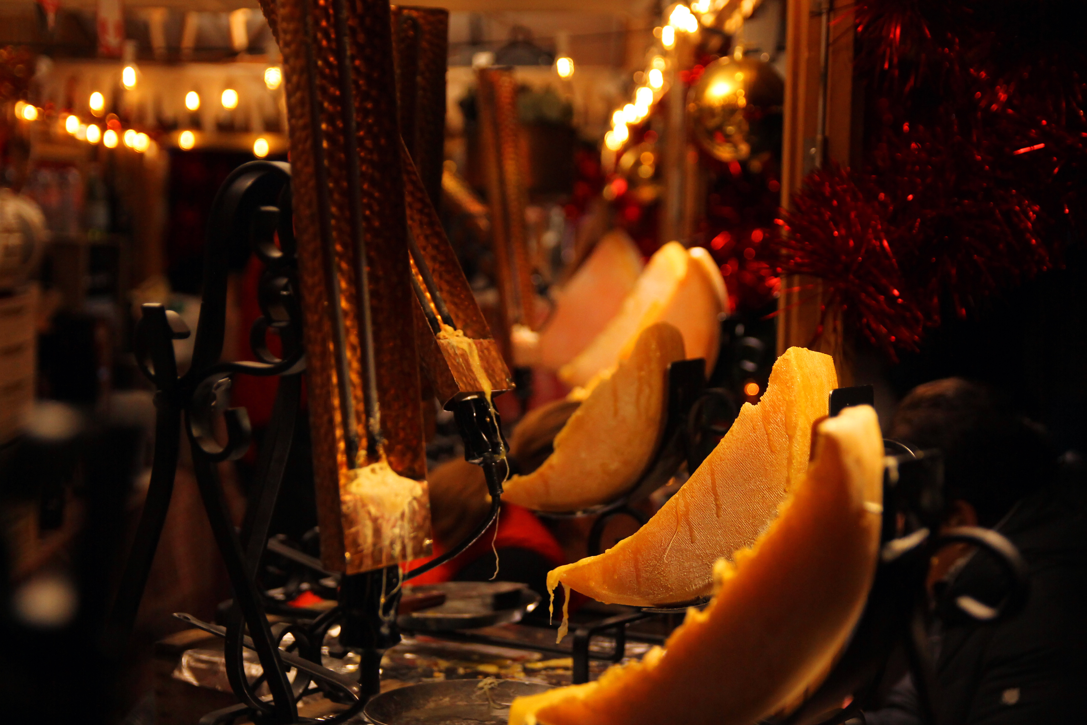 Traditionelles Schweizer Raclette auf dem Weihnachtsmarkt