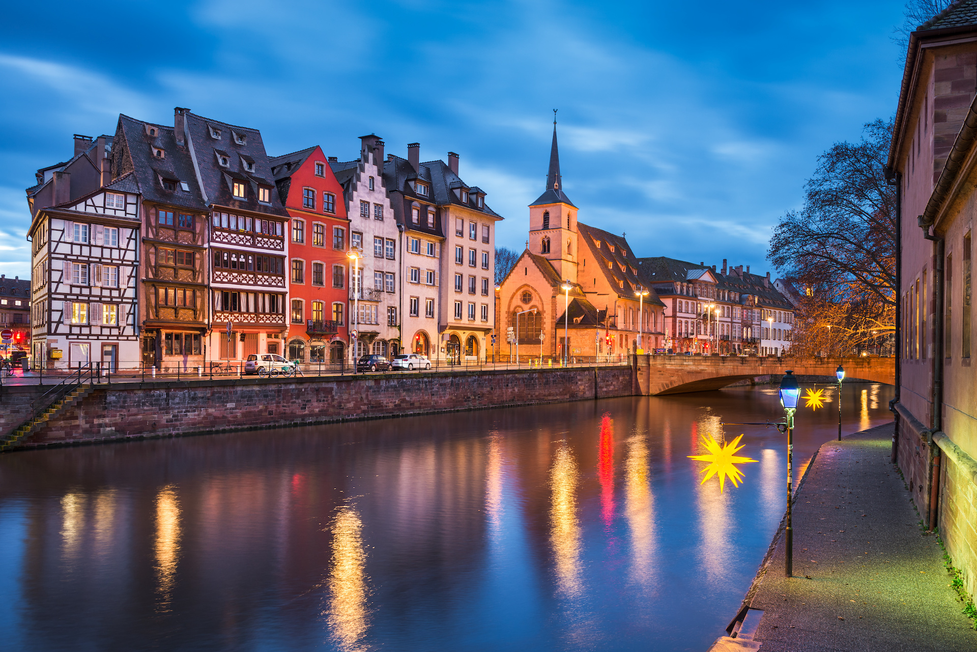 Straßburg, Frankreich: Beleuchtete Altstadt zur Weihnachtszeit