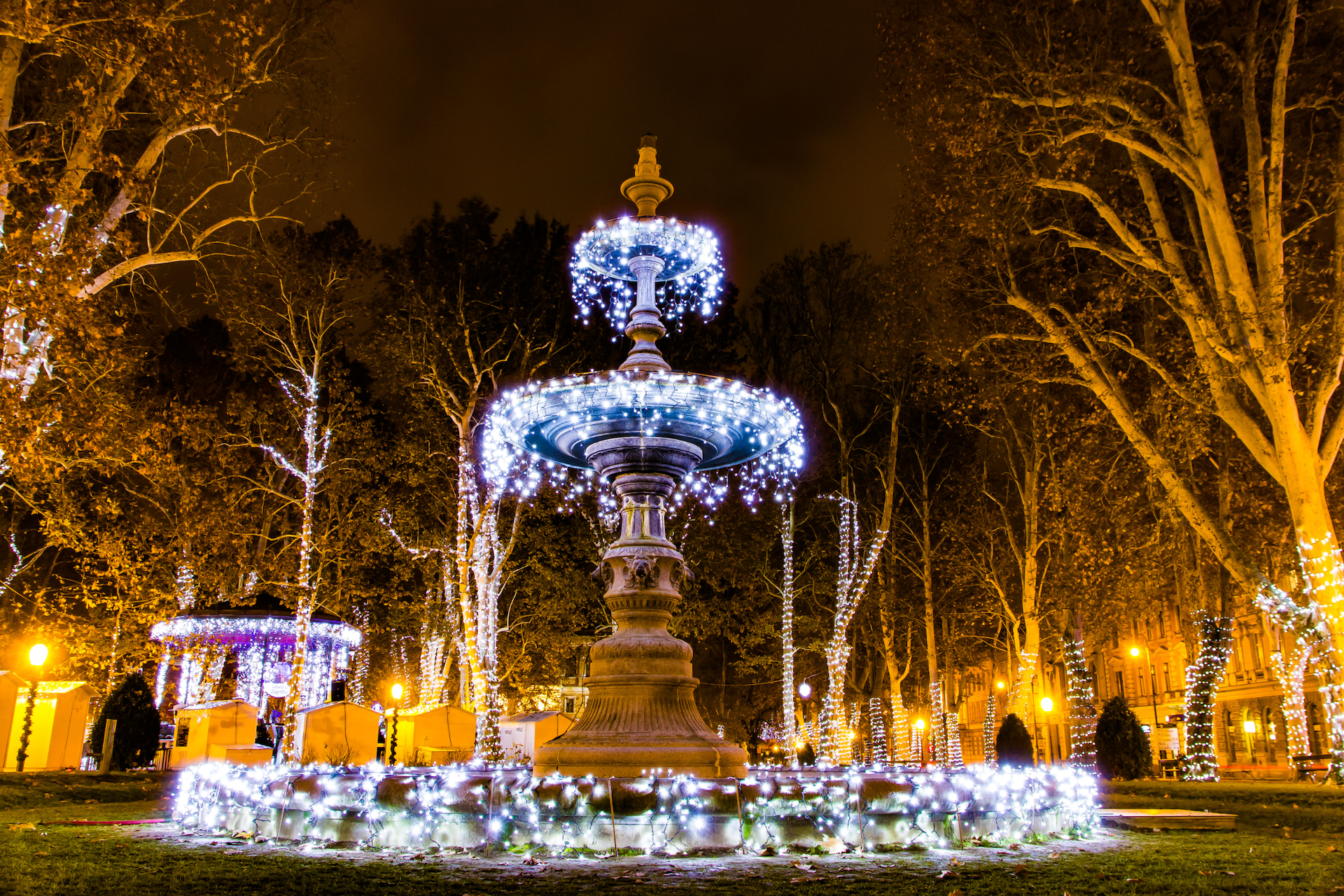 Brunnen im Zrinjevac Park in Zagreb mit Weihnachtsbeleuchtung