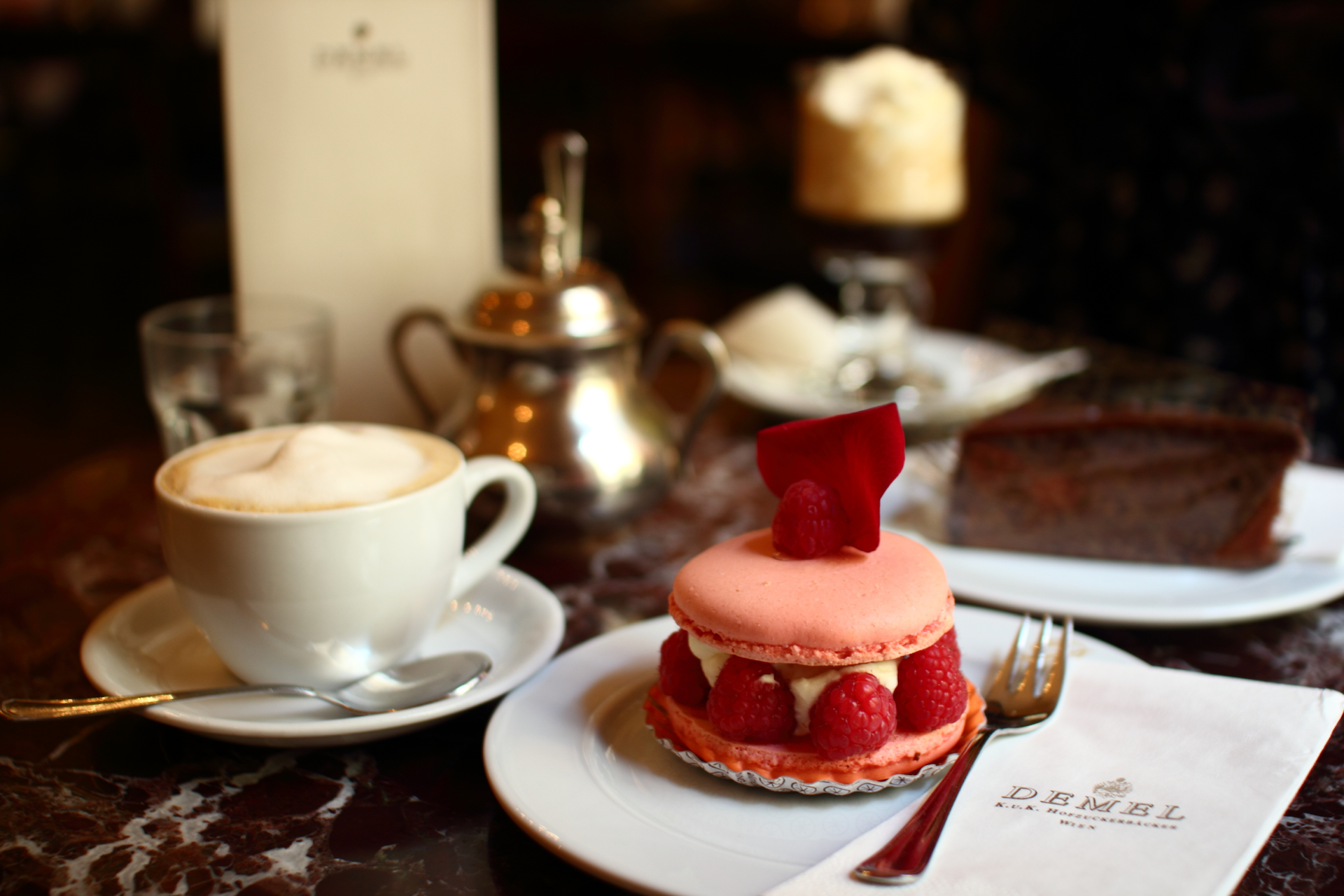 Kaffee und Patisserie in einem Wiener Caféhaus