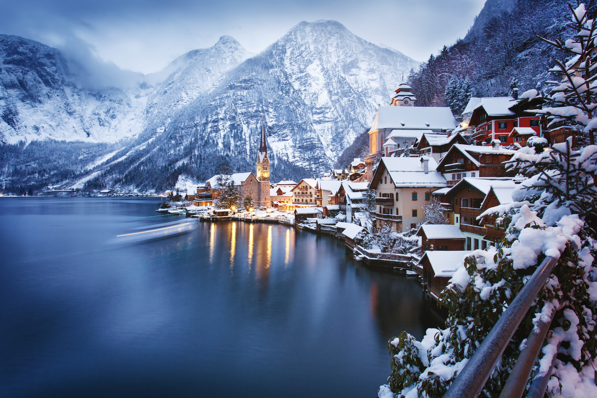 Blick auf das verschneite Hallstatt im Salzkammergut, Österreich