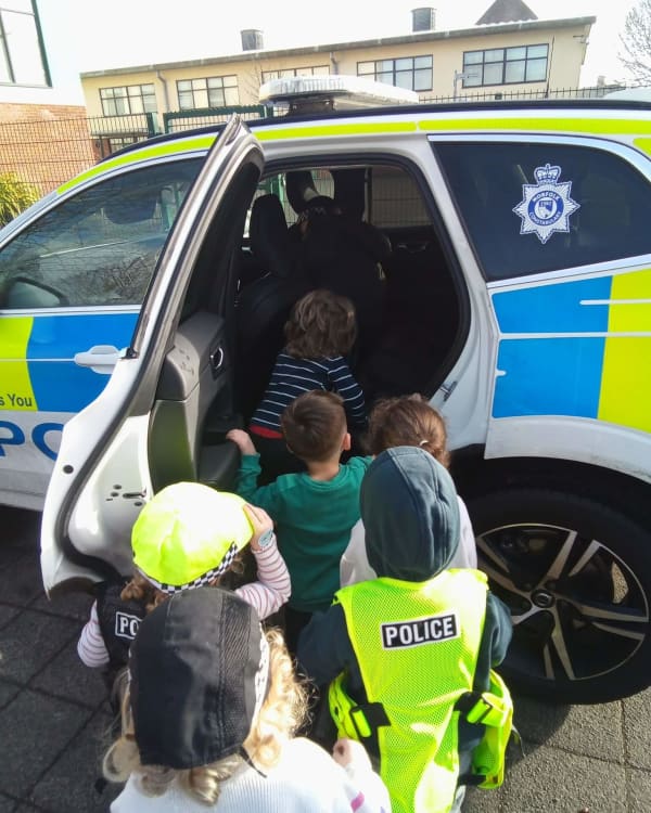 Chestnut Nursery Schools News Image - A Visit from the Police at Sewell Park