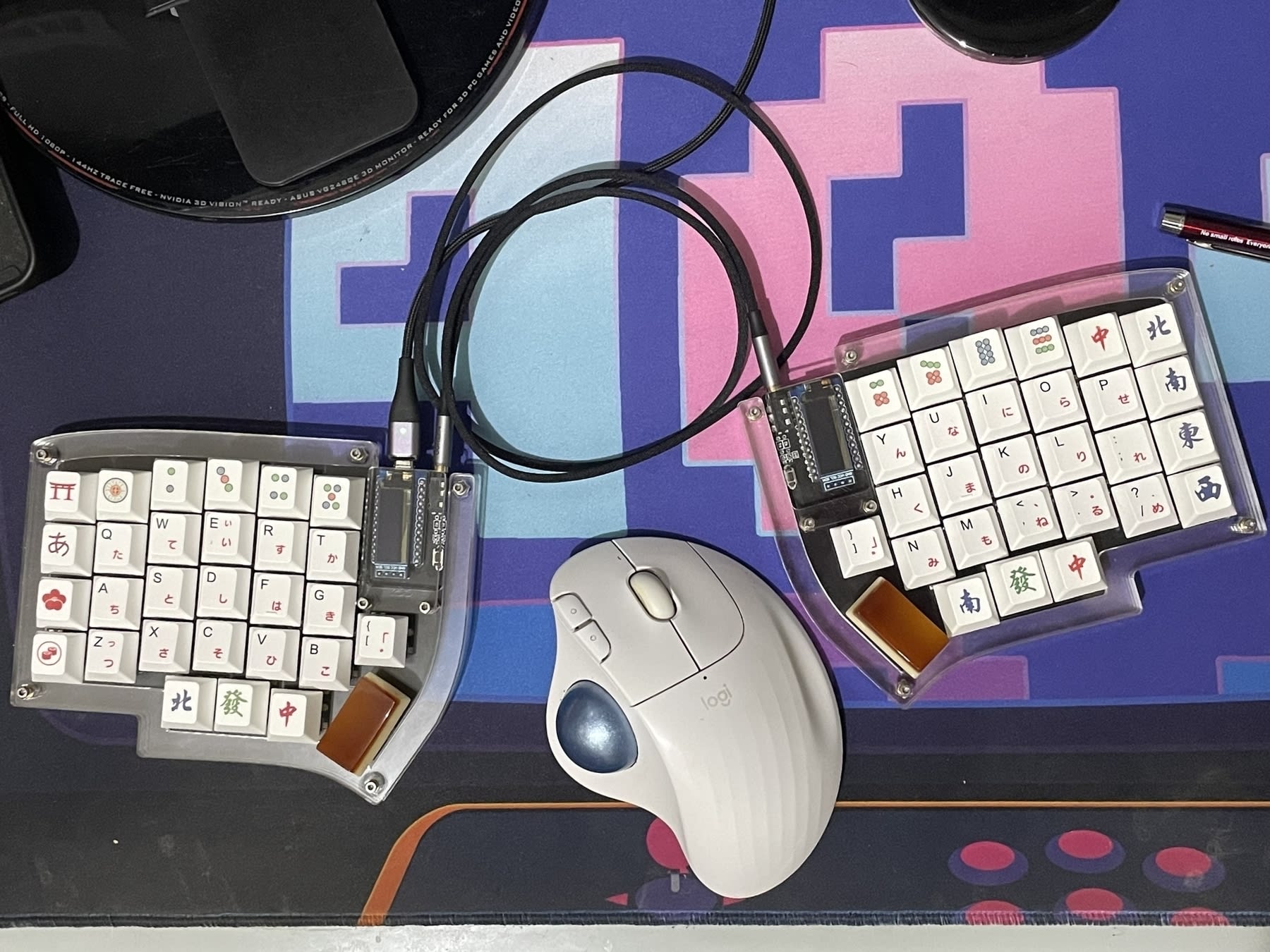 photo overlooking Chi's Lily58 Pro split keyboard and her Logitech Ergo M575 trackball mouse placed between the split