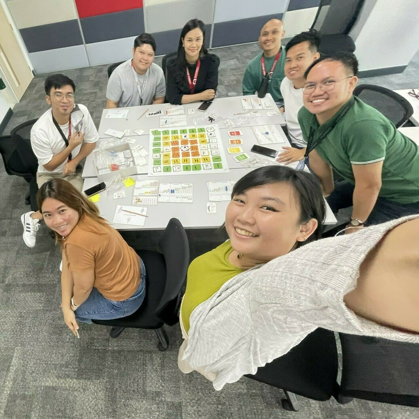 Wide angled selfie of Chi with her Scrum teammates.