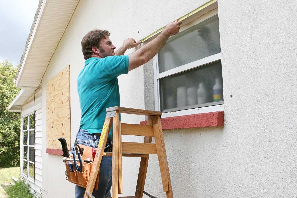 Man measuring standard window size