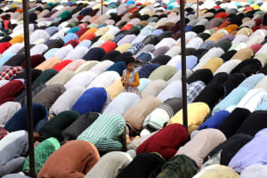 Indische Muslime nehmen an den letzten Freitagsgebeten des heiligen islamischen Fastenmonats Ramadan in der Jama-Masjid-Moschee in der Altstadt von Delhi, Indien, teil, 14. April 2023.
