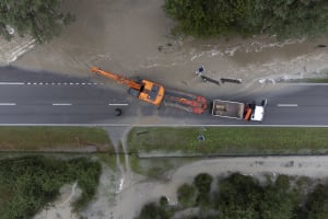Der Fluss Brenno führt nach heftigen Regenfällen in der Südschweiz in Malvaglia, Schweiz, am Montag, 28. August 2023, viel Wasser, das die Straße überflutet und beschädigt.