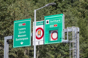 Fahrverbotsschild am Eingang des Nordportals zum Gotthard Strassentunnel, nachdem der Tunnel wegen Rissen in der Tunneldecke fuer unbestimmte Zeit gesperrt worden ist, am Montag, 11. September 2023 in Goeschenen.