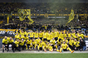 YBs Mannschaft freut sich ueber den fruehzeitig errungenen Meistertitel nach dem Sieg im Fussball Meisterschaftsspiel der Super League zwischen dem BSC Young Boys und dem FC Luzern im Stadion Wankdorf in Bern, am Sonntag, 30. April 2023