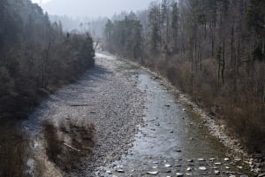 Sicht auf den tiefen Flusslauf der Simme am Sonntag, 5. Maerz 2023, in Wimmis. In weiten Teilen der Schweiz herrscht nach einem Niederschlagsarmen Winter grosse Trockenheit.