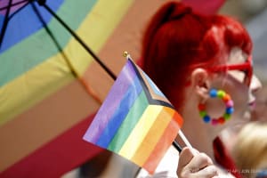 Ein Teilnehmer hält eine Flagge während der 51. Chicago Pride Parade in Chicago, Sonntag, 26. Juni 2022.