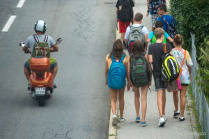 Eine Gruppe von Primarschuelern laeuft einer befahrenen Strasse entlang, aufgenommen am Montag, 28. August 2017, in Tesserete im Tessin.