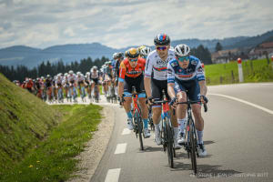 Das Feld in Aktion während der zweiten Etappe, einem 162,7 km langen Rennen zwischen Morteau in Frankreich und La Chaux-de-Fonds bei der 76. Tour de Romandie UCI World Tour Radrennen, in der Nähe von la Joux Lavaux, Frankreich, Donnerstag, 27. April 2023.