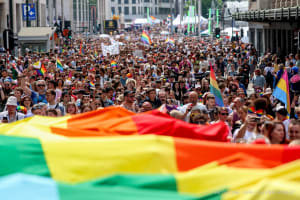 Tausende von Menschen nehmen an einer Parade für die Rechte von LGBTQIA+ Menschen in Brüssel teil.