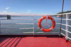 Ein Lebensretter auf einem Boot im Wasser