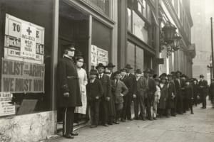 Schlangen stehende Leute, welche Masken kaufen möchten zum Schutz vor der Spanischen Grippe in San Francisco in 1918