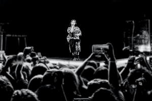 Billie Eilish auf der Bühne vor vielen Fans