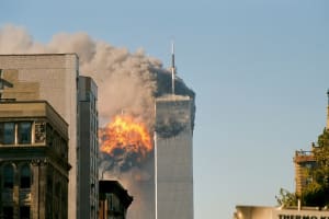 United Airlines Flight 175 fliegt in den Turm des Wold Trace Centres.