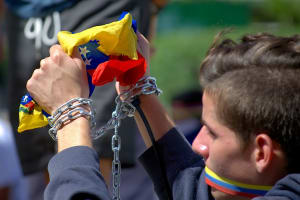 Young man chains himself to the Francia Square, in the Altamira neighborhood (Caracas, Venezuela), asking for the release of all the jailed protesters of this year Venezuelan unrest - Via Wikimedia Commons