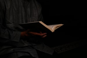 Junger Mann liest Koran.