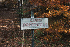 Ein Warnsignal mit der Aufschrift - Danger. Do not enter.