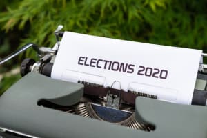 Schreibmaschine mit Blatt auf welchem 'Elections 2020' steht.