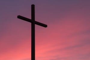 Der Ku-Klux-Klan gehört zu den bekanntesten Rassistischen Bewegungen. Oftmals zünden sie grosse Holzkreuze an.